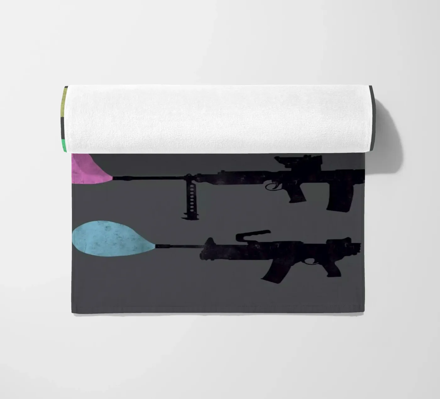 Bubble Guns Strandtuch von Tobe Fonseca