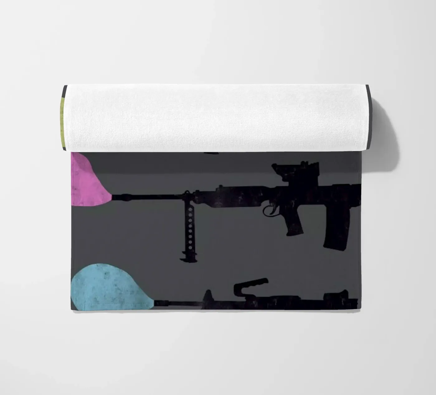 Bubble Guns Strandtuch von Tobe Fonseca