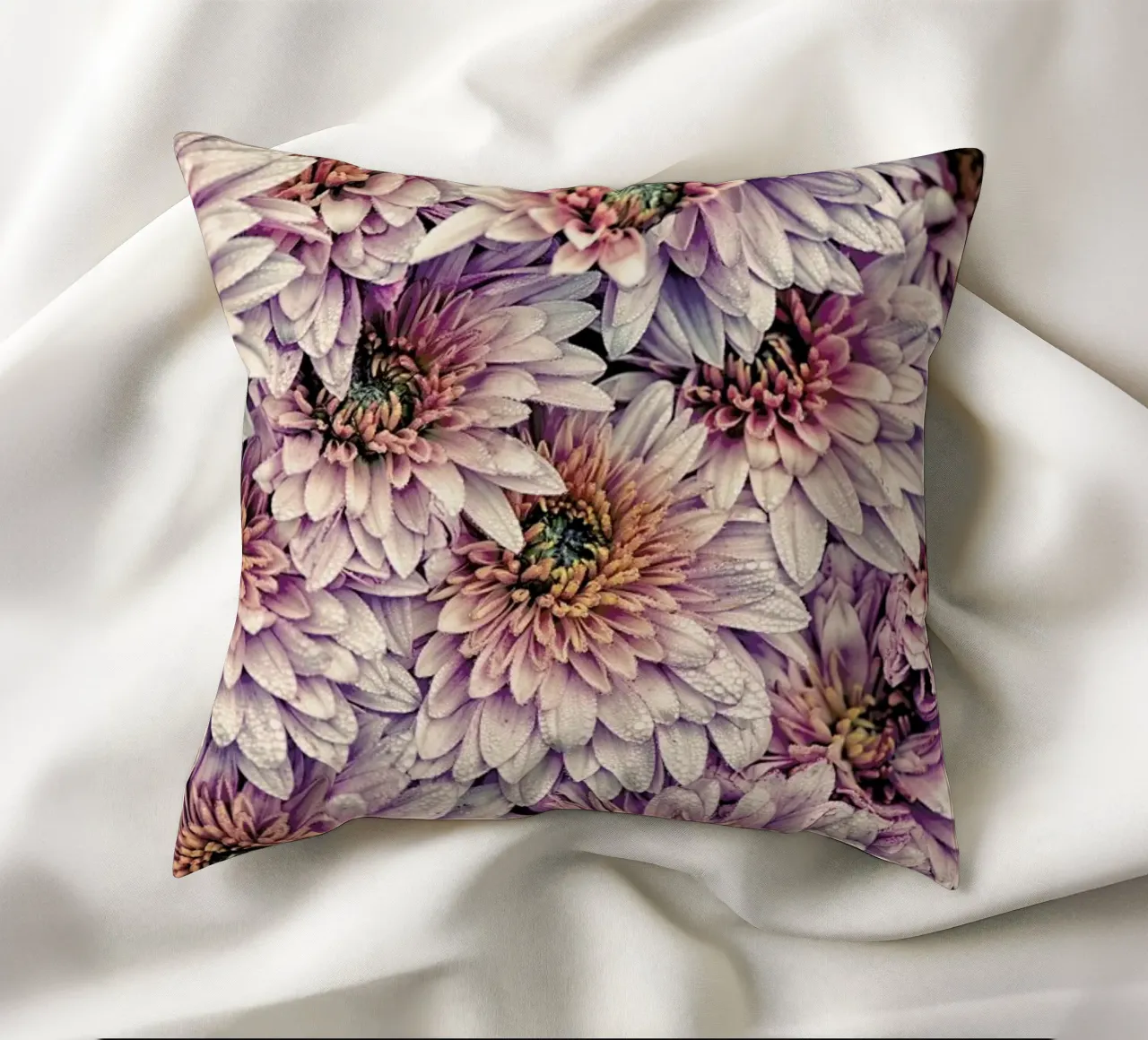 Wheeping Chrysanthemums cuscino da Curious Collections by Marielle Leenders