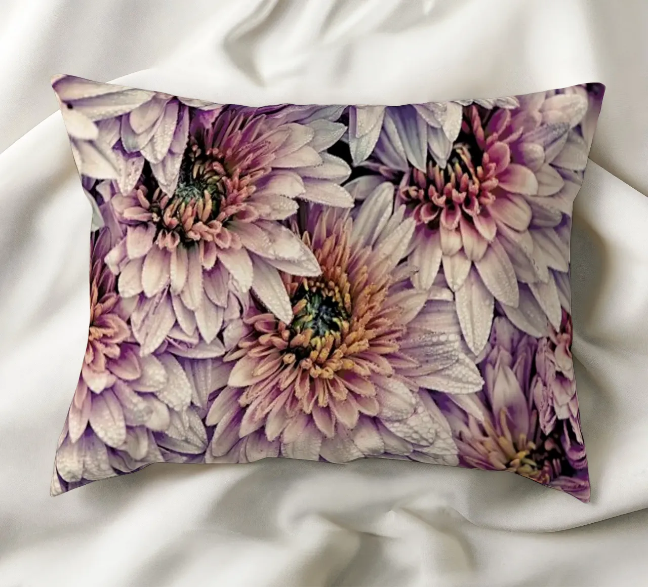 Wheeping Chrysanthemums cuscino da Curious Collections by Marielle Leenders