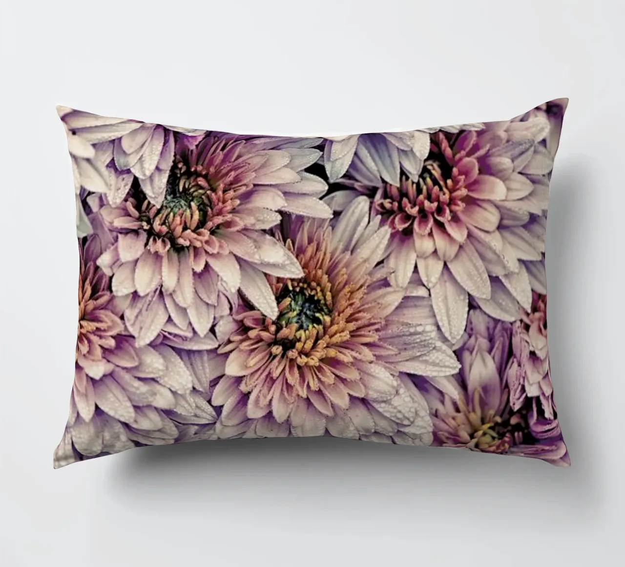 Wheeping Chrysanthemums cuscino da Curious Collections by Marielle Leenders
