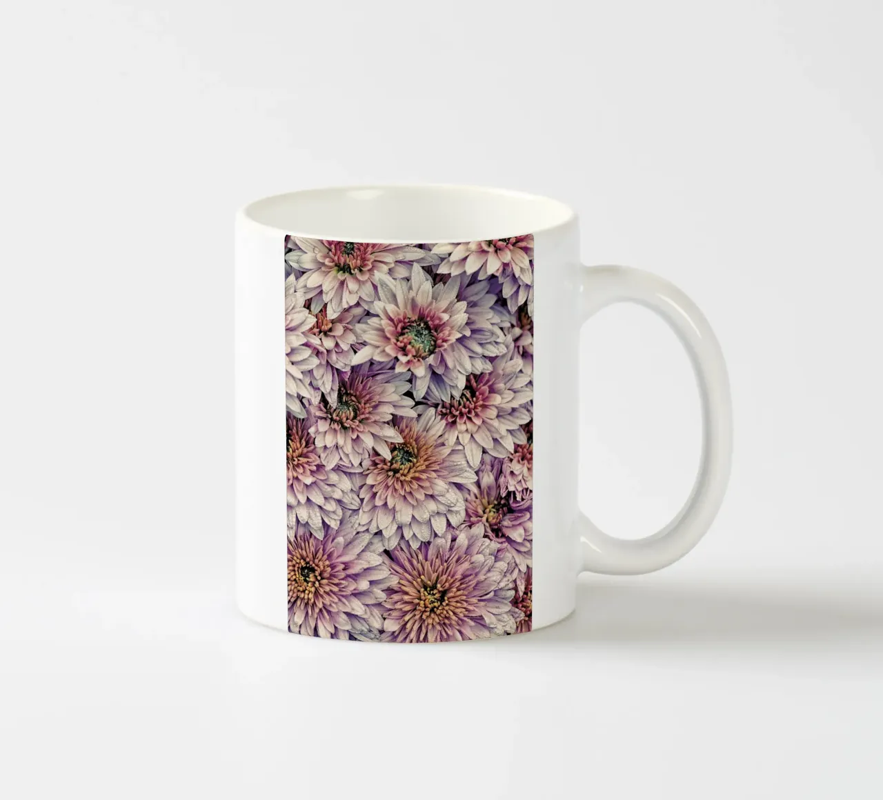 Wheeping Chrysanthemums tazza in ceramica da Curious Collections by Marielle Leenders