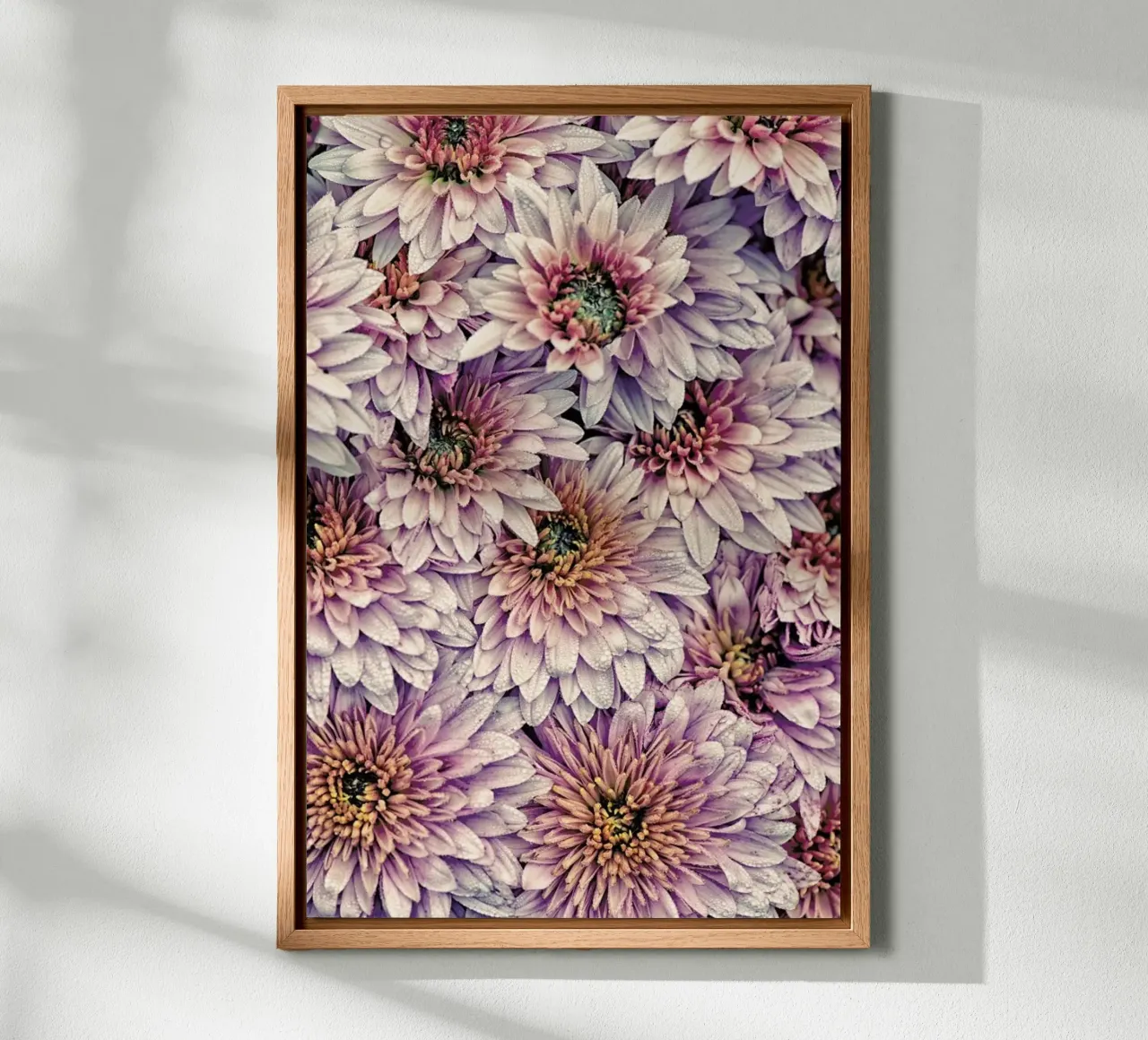 Wheeping Chrysanthemums tela con Cornice a cassetta da Curious Collections by Marielle Leenders