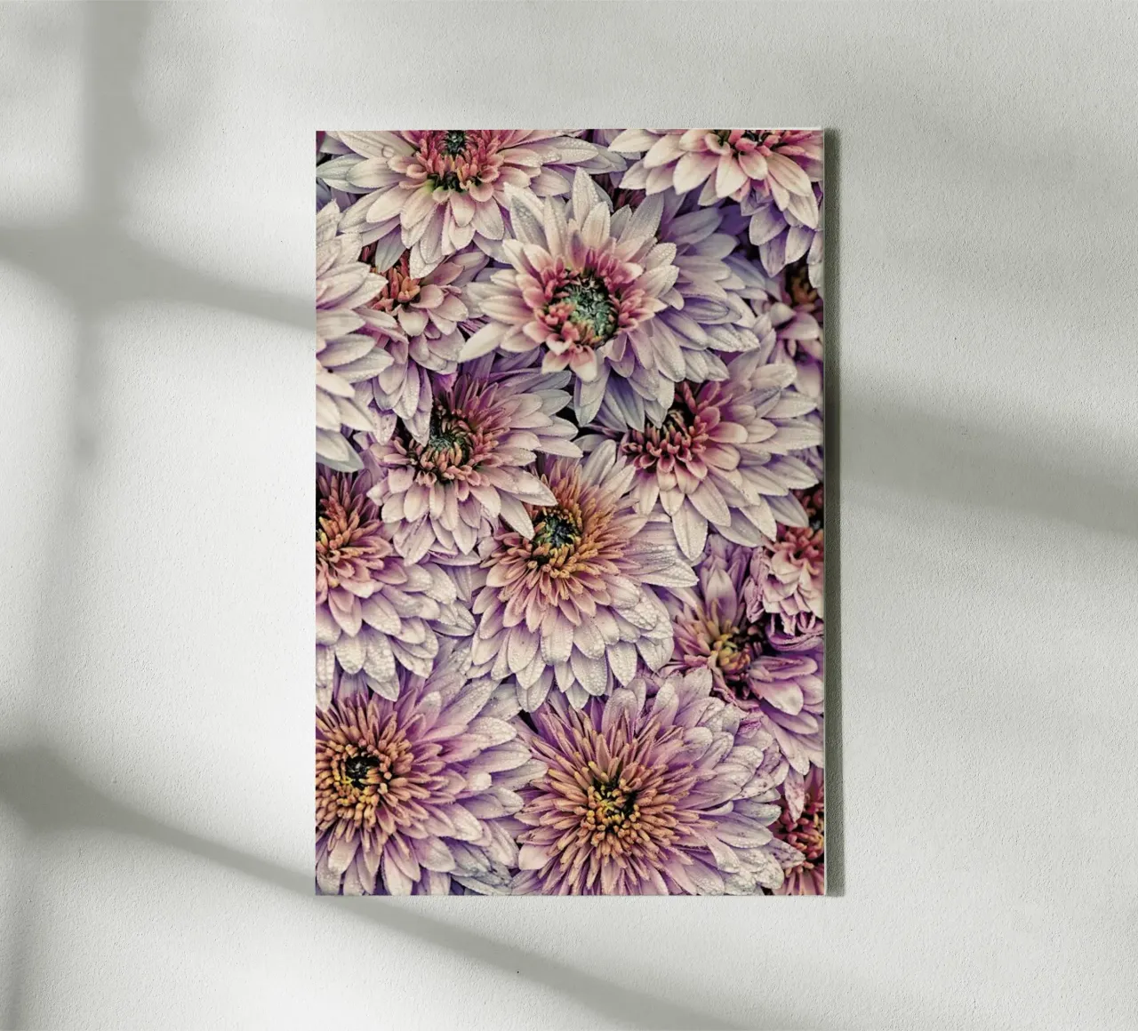 Wheeping Chrysanthemums tela con Cornice a cassetta da Curious Collections by Marielle Leenders