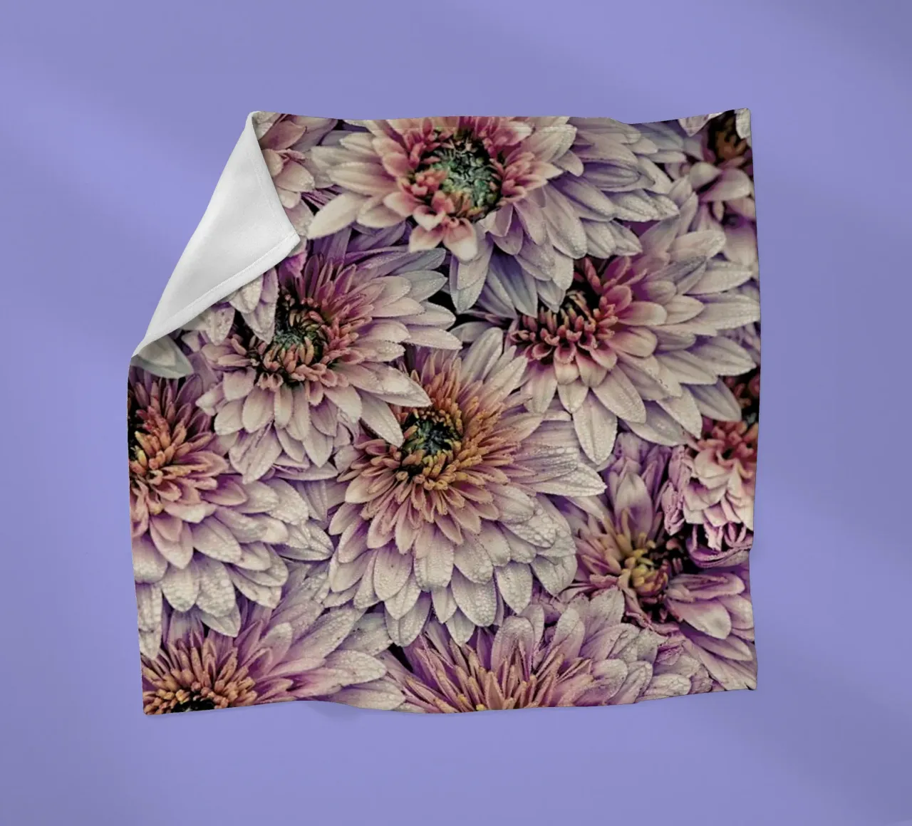 Wheeping Chrysanthemums coperta in pile da Curious Collections by Marielle Leenders