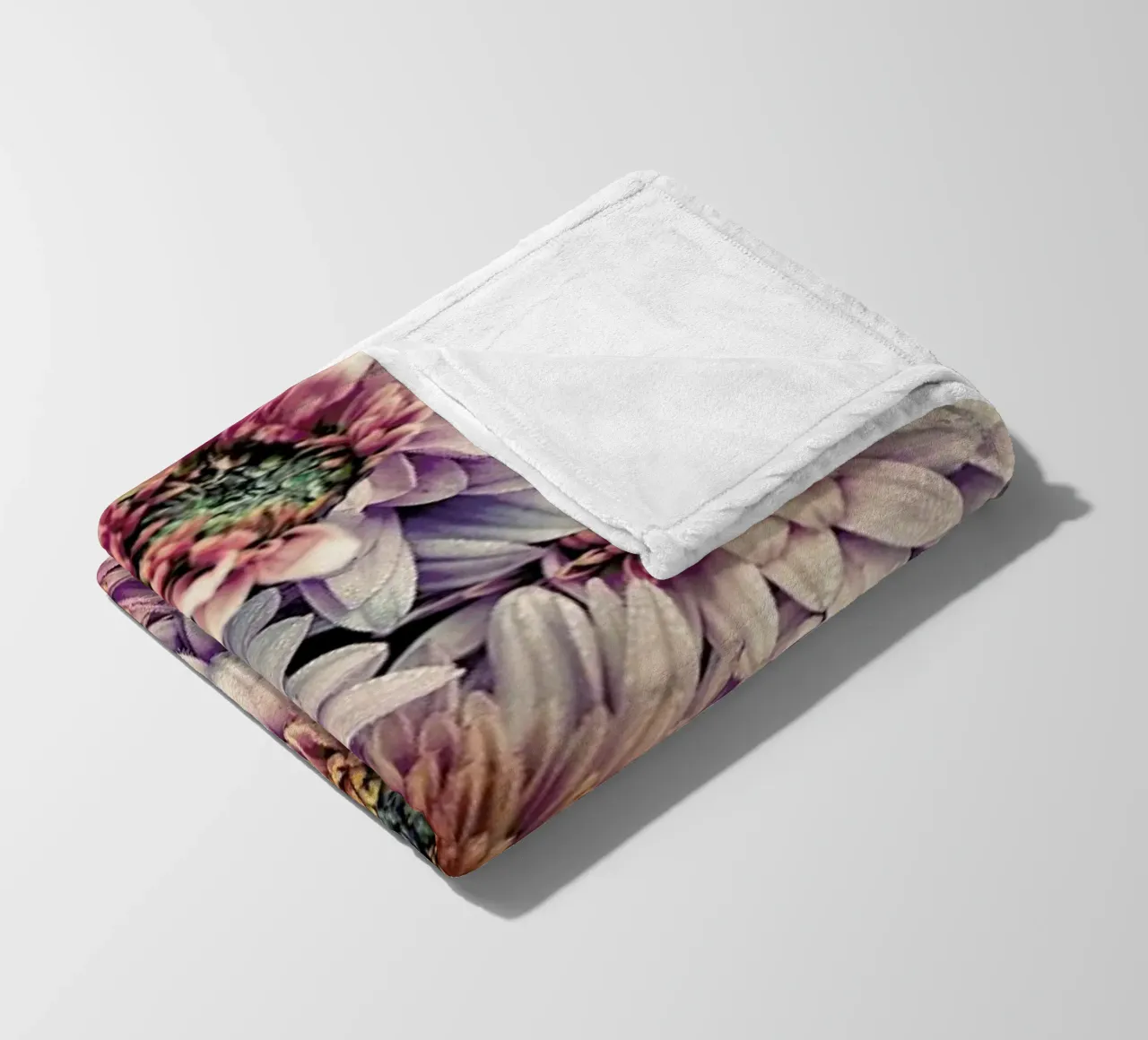 Wheeping Chrysanthemums coperta in pile da Curious Collections by Marielle Leenders