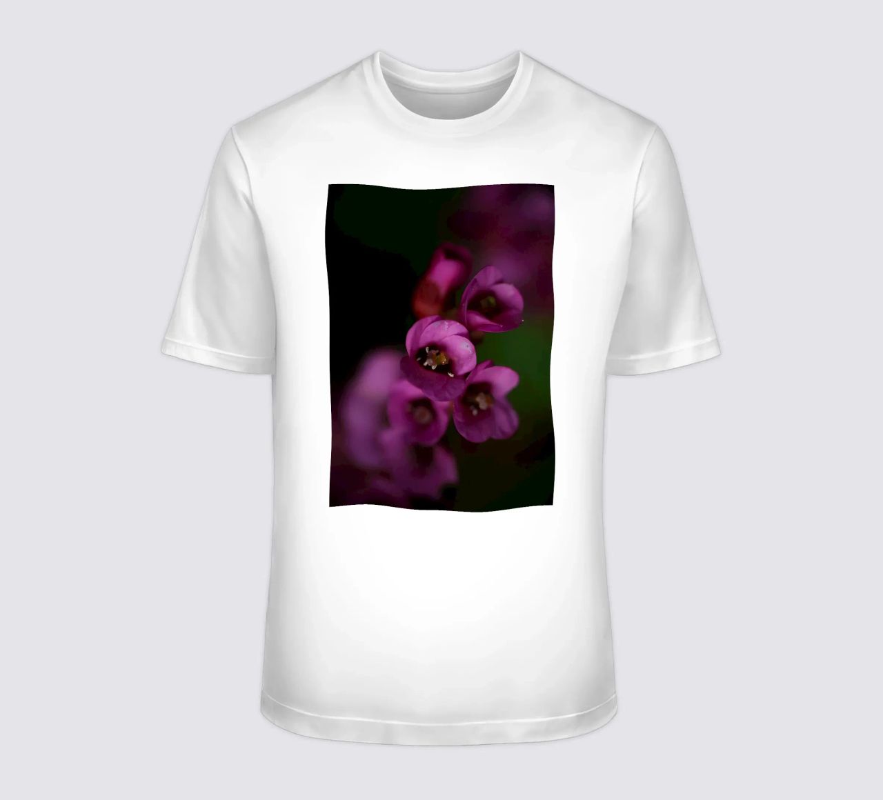 Macro fiore di pirola viola t-shirt da Renesme