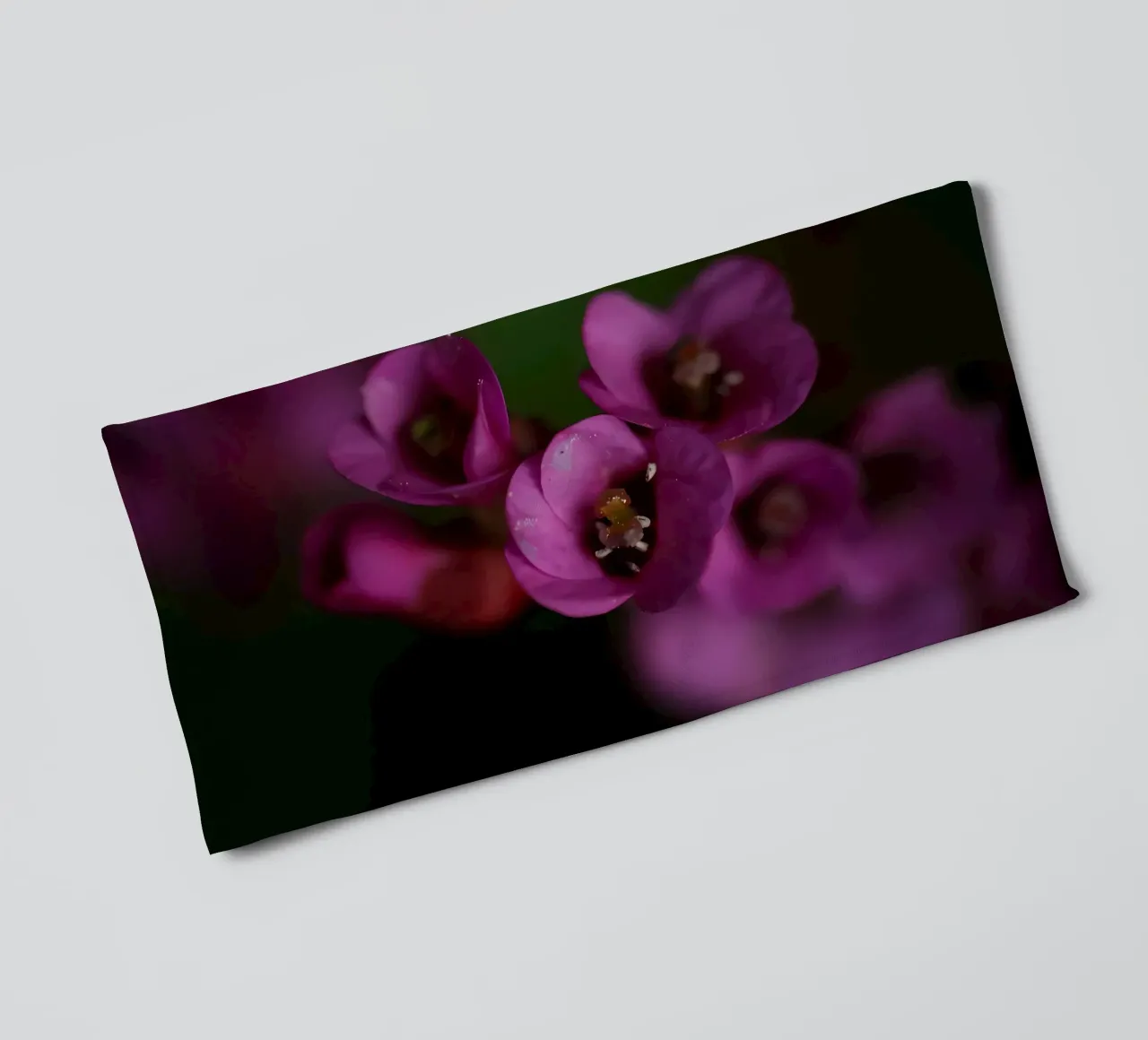 Paarse pyrola bloem macro badhanddoek van Renesme