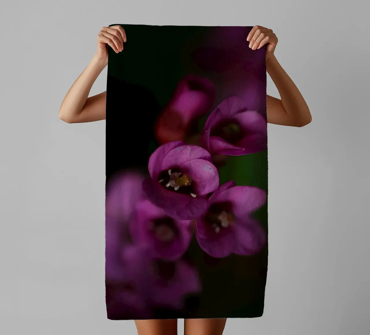 Paarse pyrola bloem macro badhanddoek van Renesme
