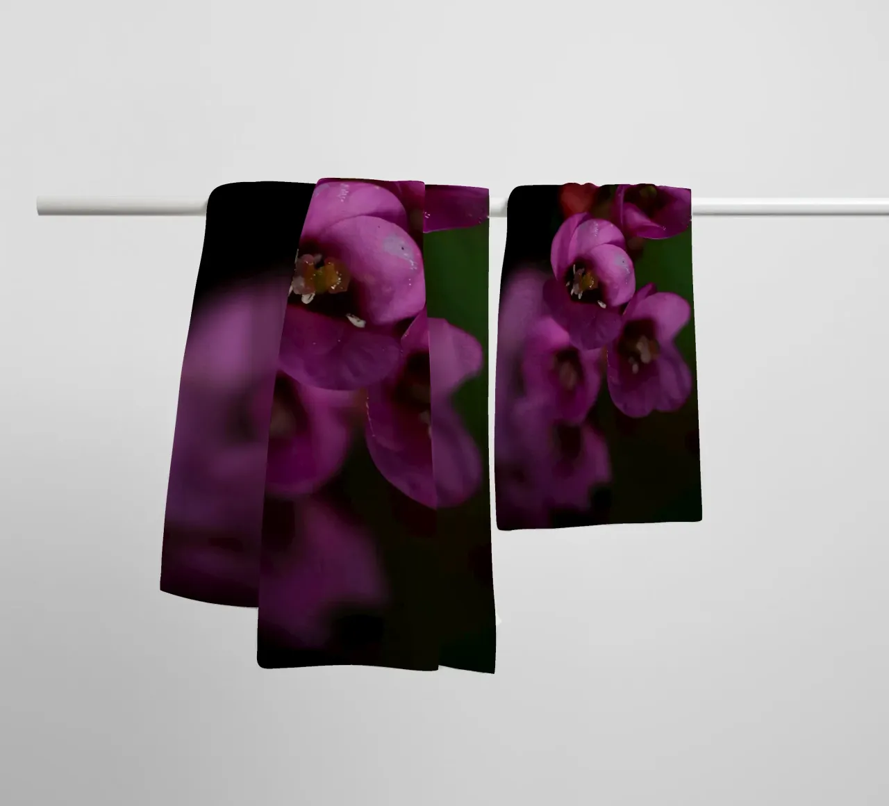Paarse pyrola bloem macro badhanddoek van Renesme