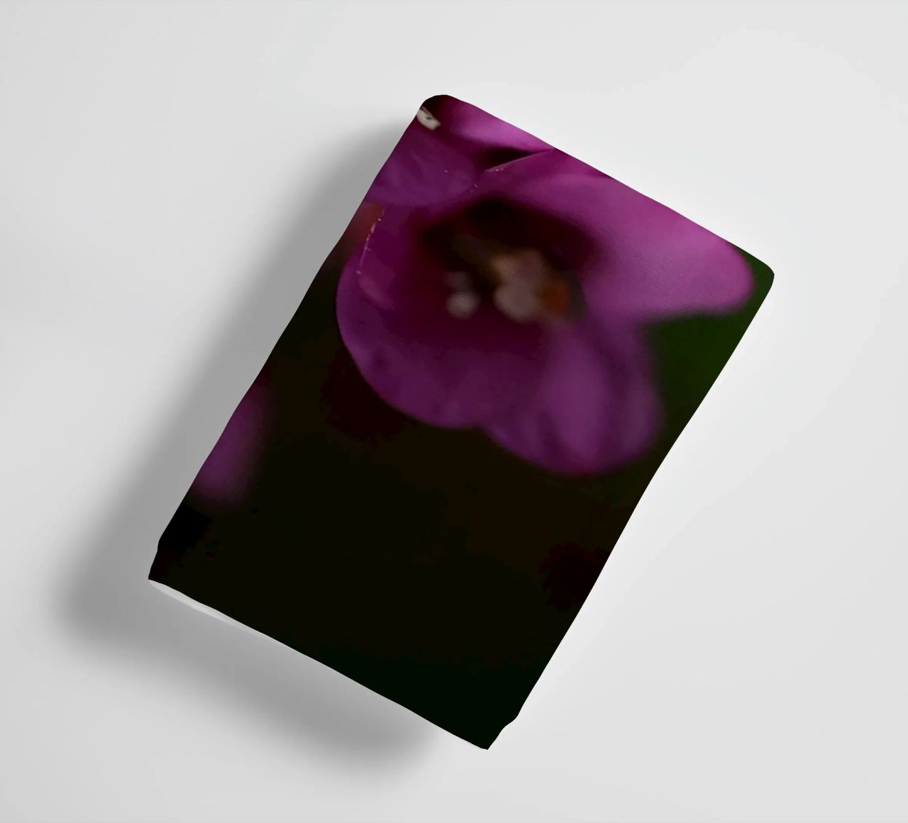 Macro fiore di pirola viola asciugamano da bagno da Renesme