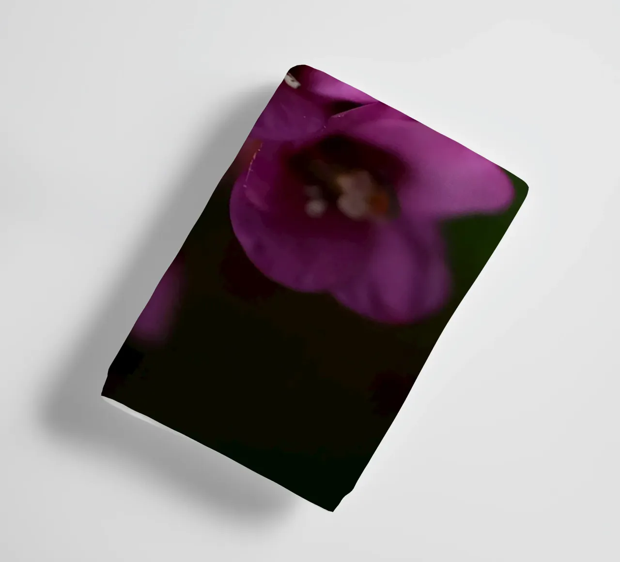 Paarse pyrola bloem macro badhanddoek van Renesme