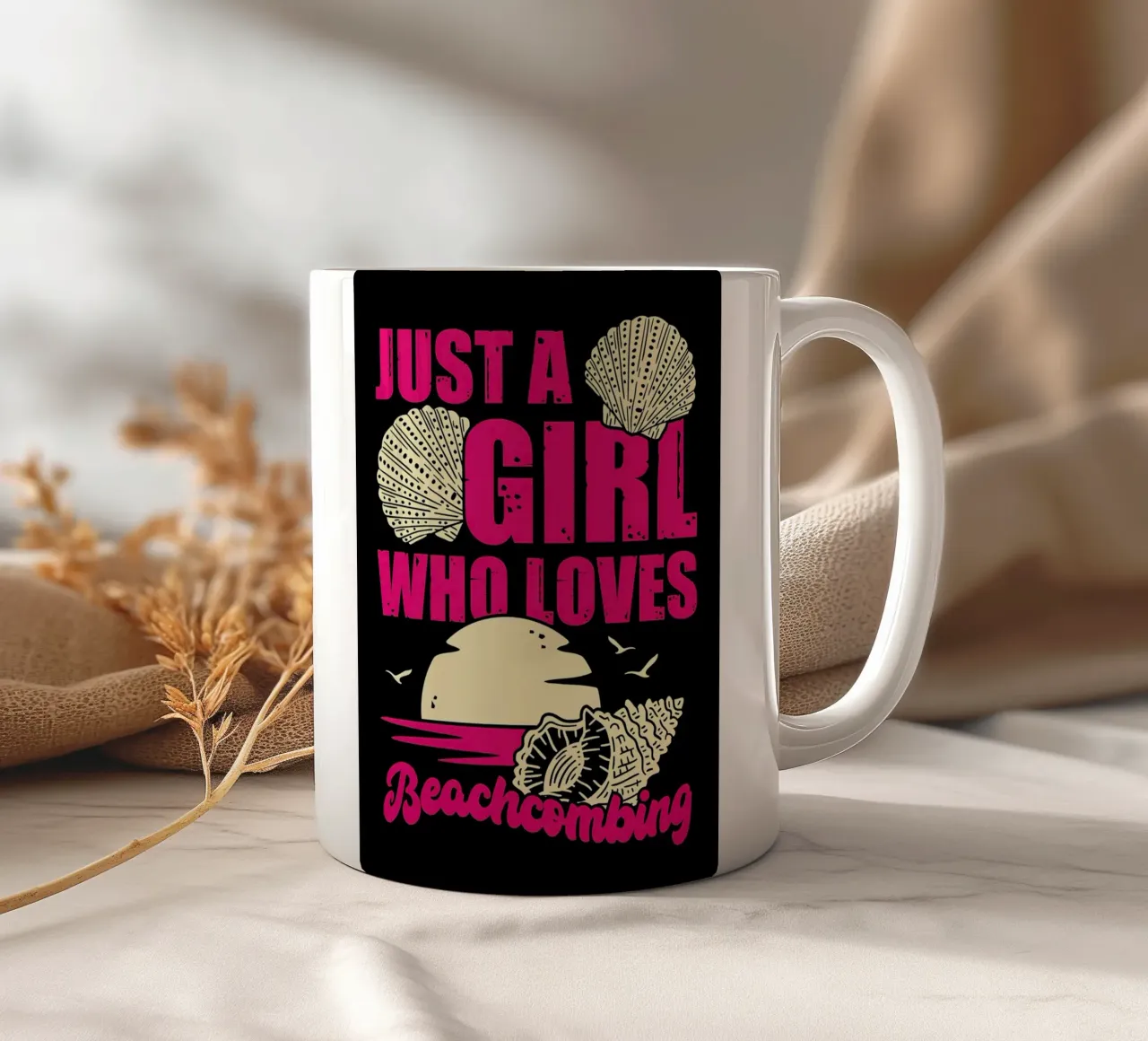 Diseño Beachcombing Girl taza de cerámica de Desiyatnikov