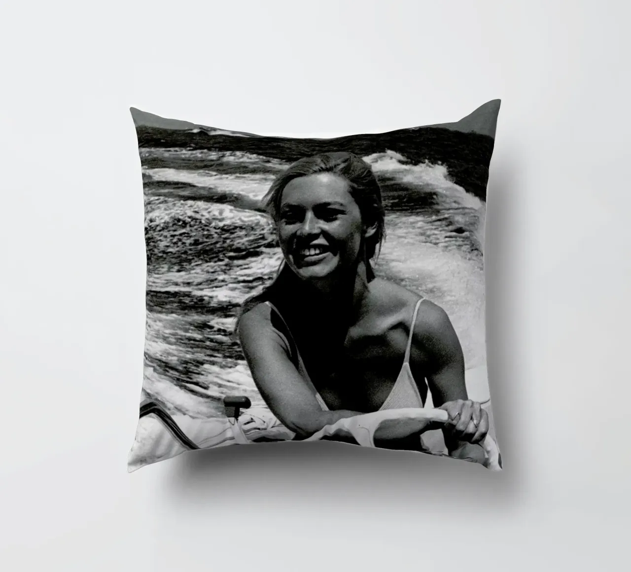 Karin Dor - You Only Live Twice cuscino da Gallery Print and Art Limited