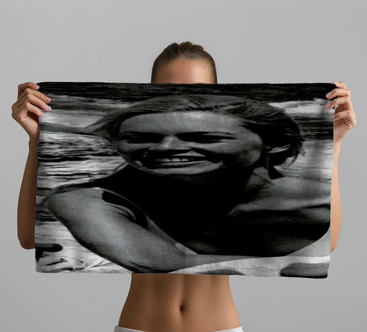 Karin Dor - You Only Live Twice asciugamano da bagno da Gallery Print and Art Limited