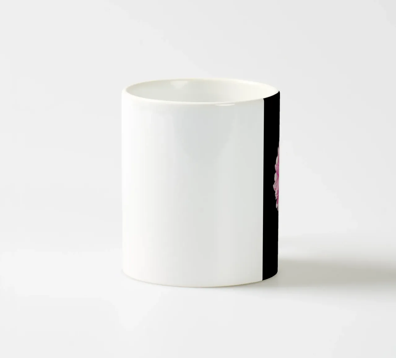 Romantic Dahlia tazza in ceramica da Curious Collections by Marielle Leenders