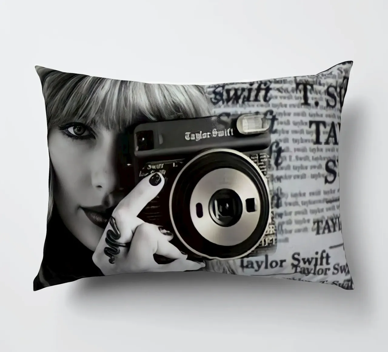 Taylor swift and clasic camera Kissen von avissta