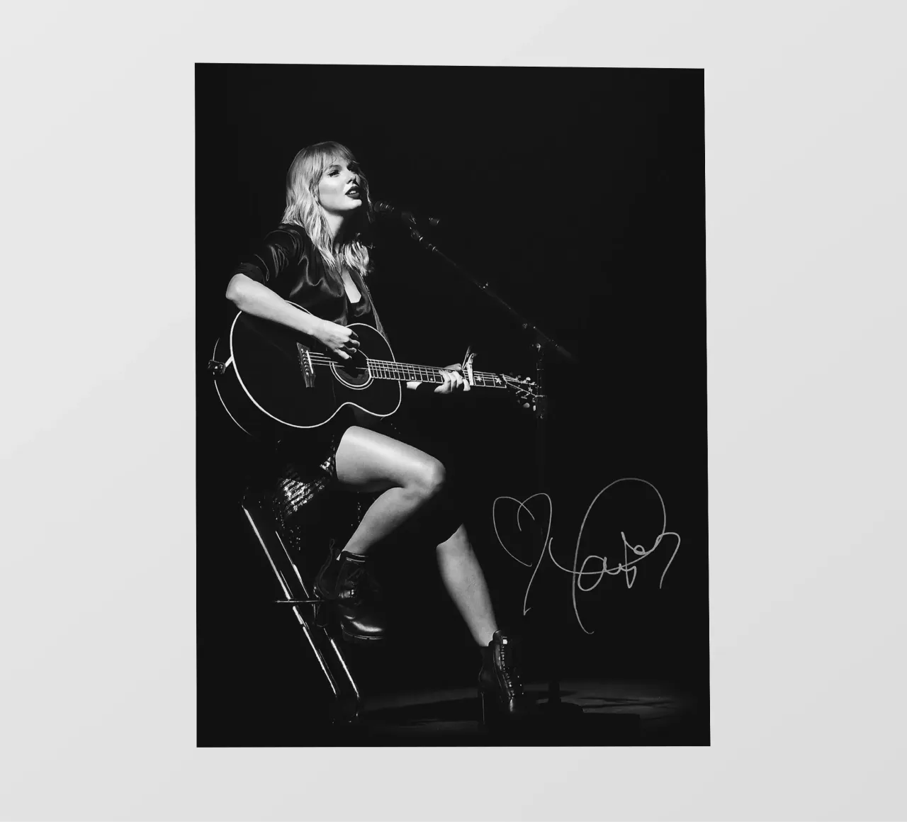 Taylor Swift perform with guitar pellicola backlit da avissta