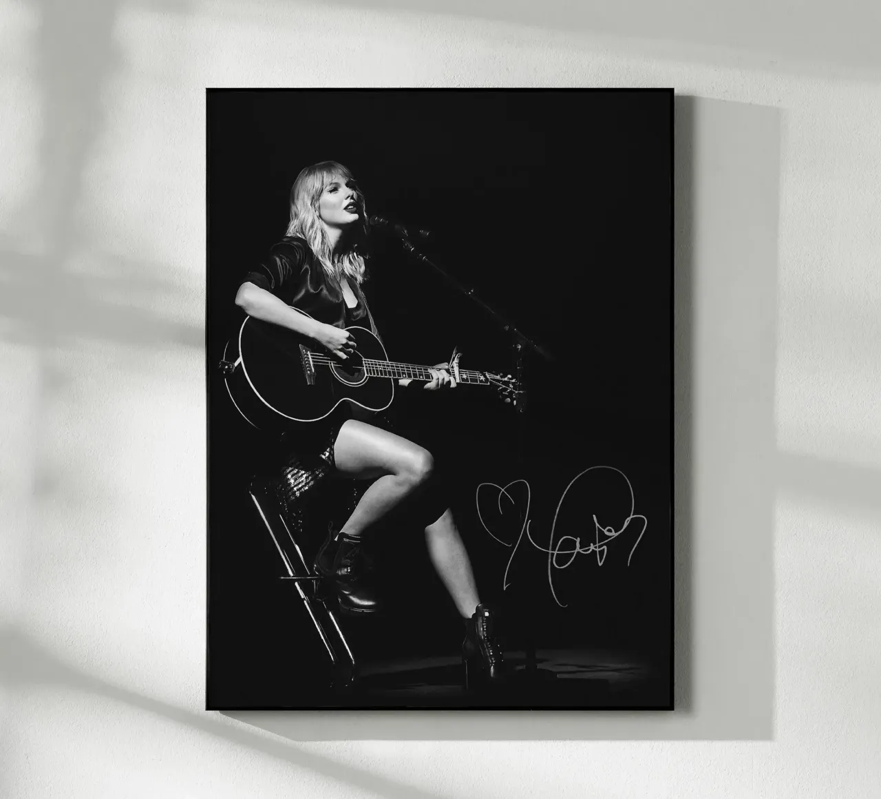 Taylor Swift perform with guitar plexiglass da avissta