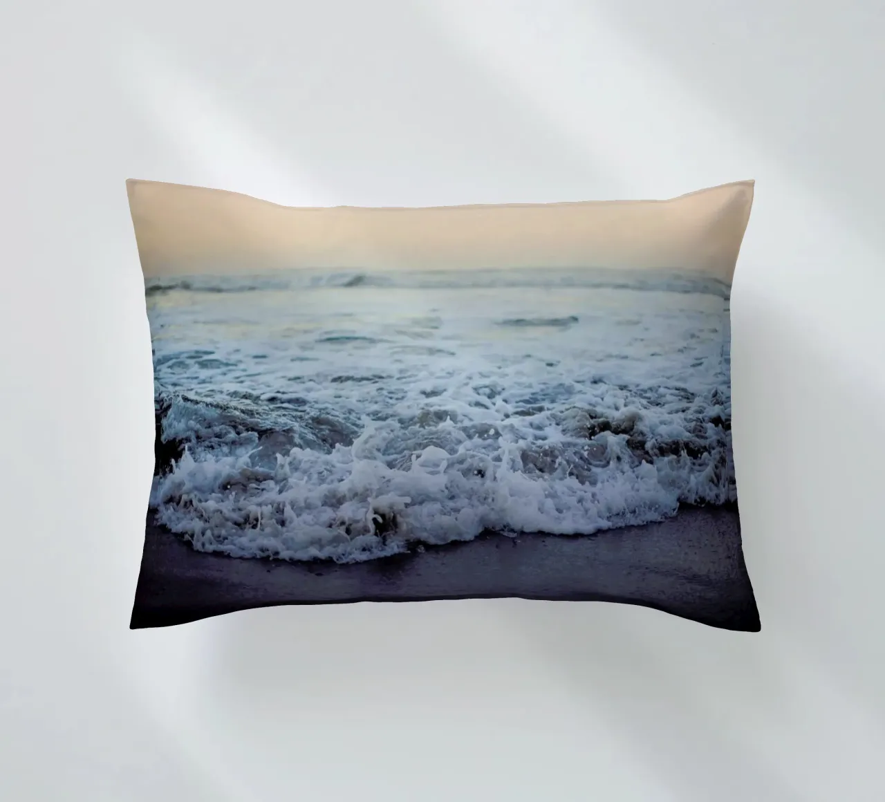 Crash into me cuscino da Leah Flores