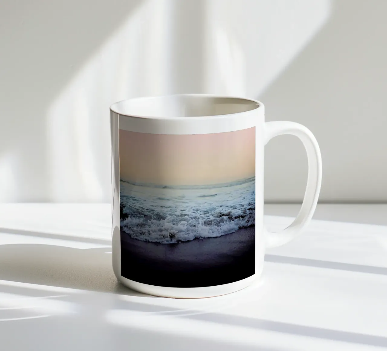 Crash into me mug en céramique de Leah Flores