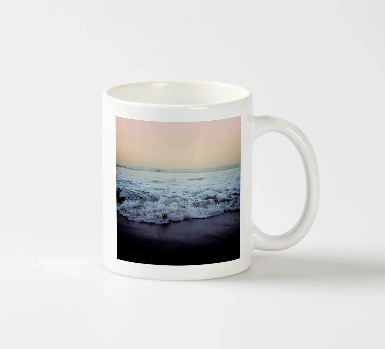 Crash into me tazza in ceramica da Leah Flores