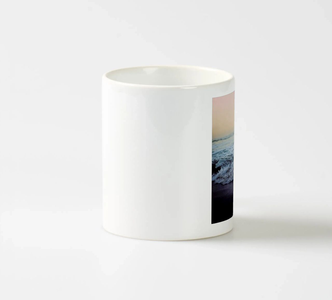 Crash into me tazza in ceramica da Leah Flores
