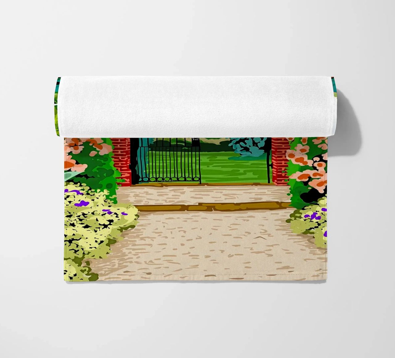 Eingeschlossener Garten Strandtuch von Desiyatnikov