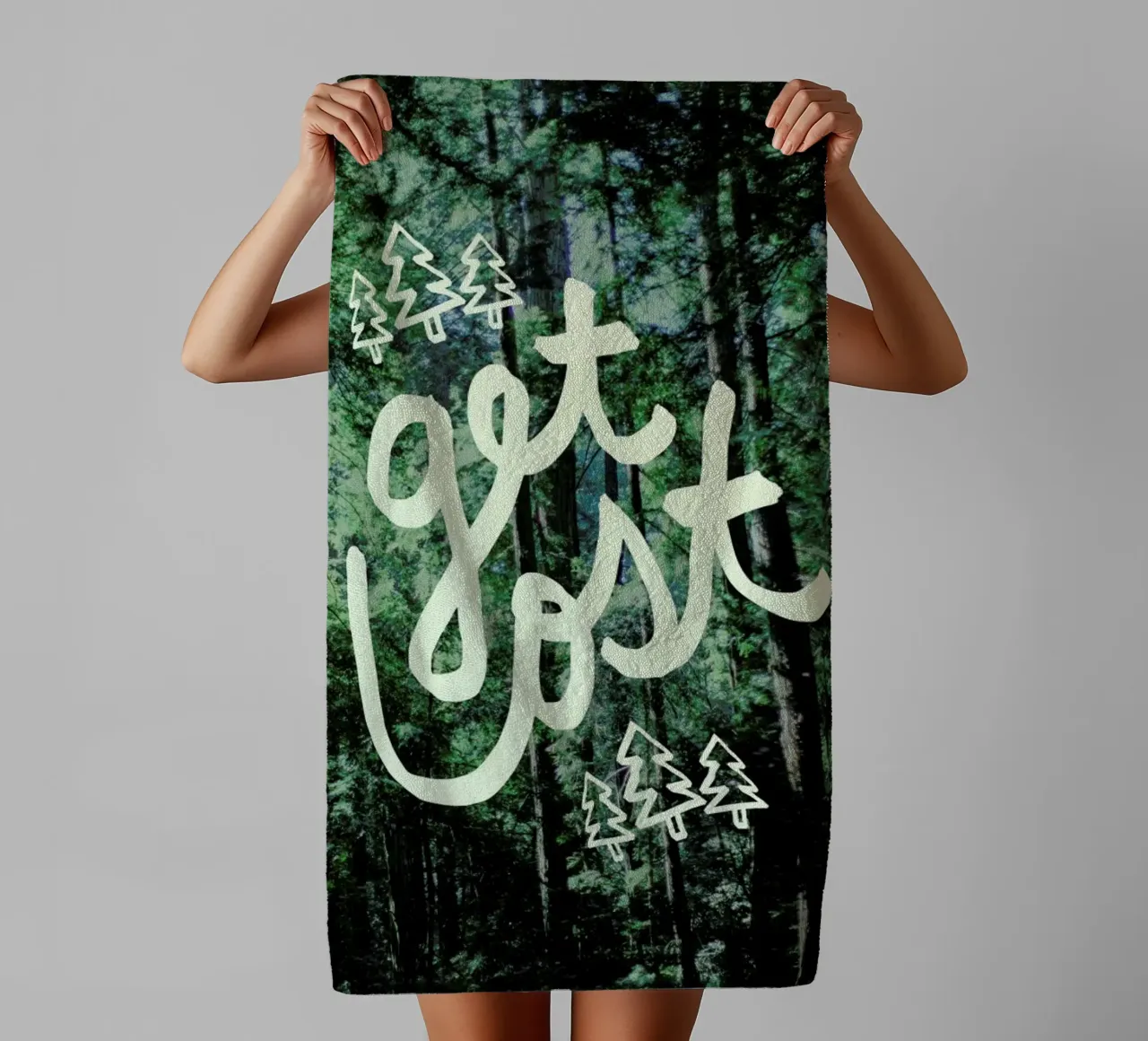 Get Lost Forest asciugamano da bagno da Leah Flores