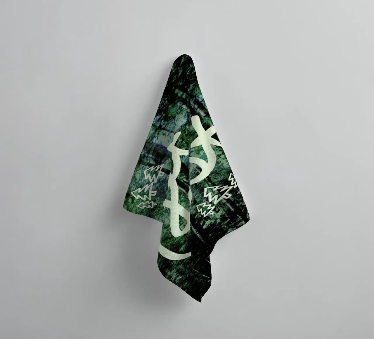 Get Lost Forest asciugamano da bagno da Leah Flores