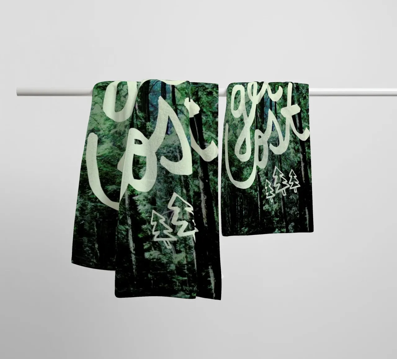 Get Lost Forest asciugamano da bagno da Leah Flores