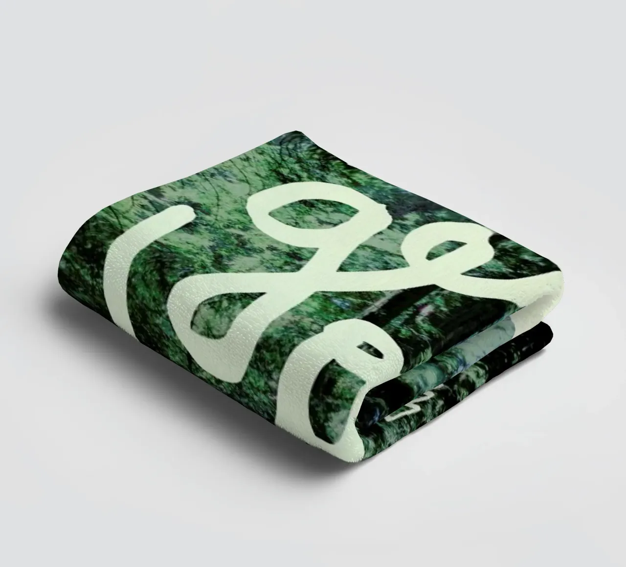 Get Lost Forest asciugamano da bagno da Leah Flores