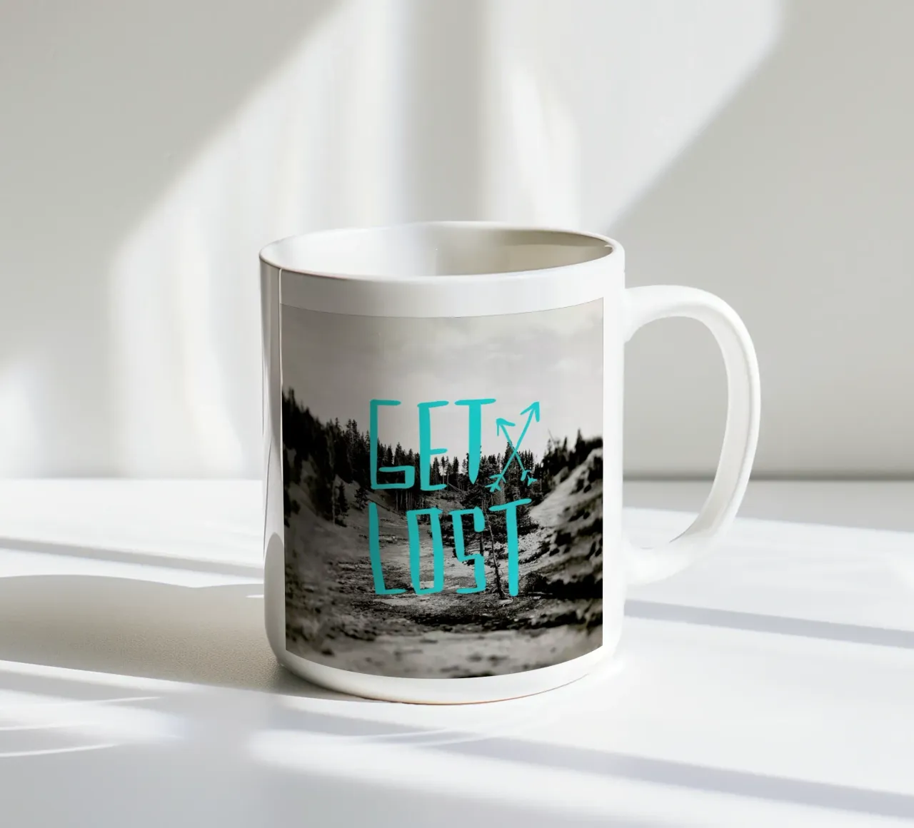 Get Lost - Teal tazza in ceramica da Leah Flores