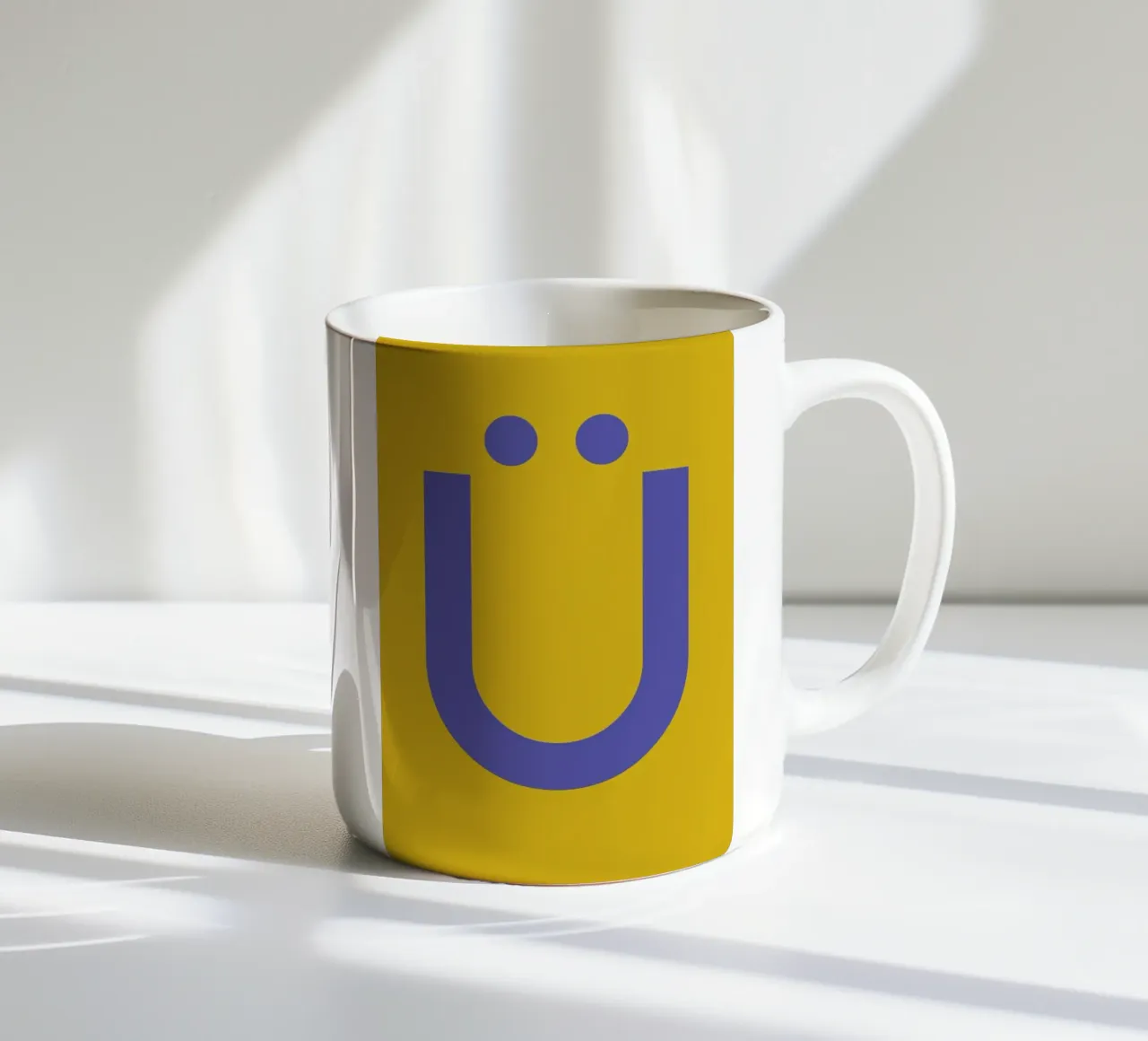 Yellow Letter Ü tazza in ceramica da Studio One