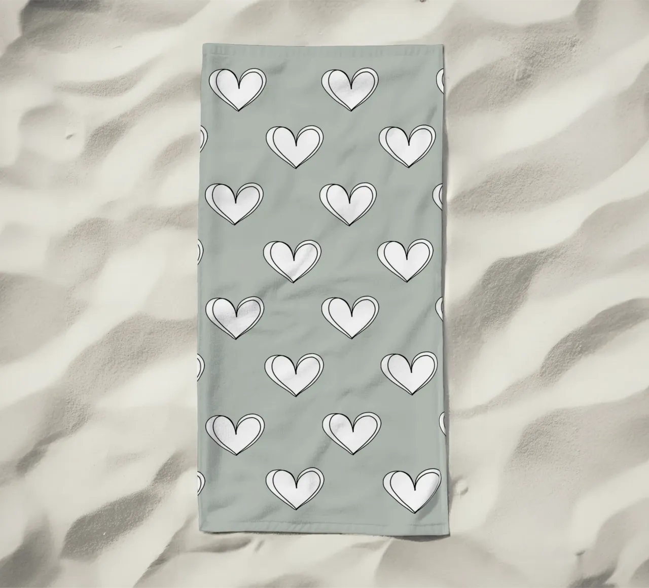 Minimalist hearts on green telo mare da BAINAI