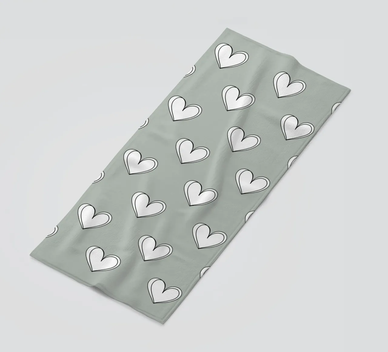 Minimalist hearts on green telo mare da BAINAI