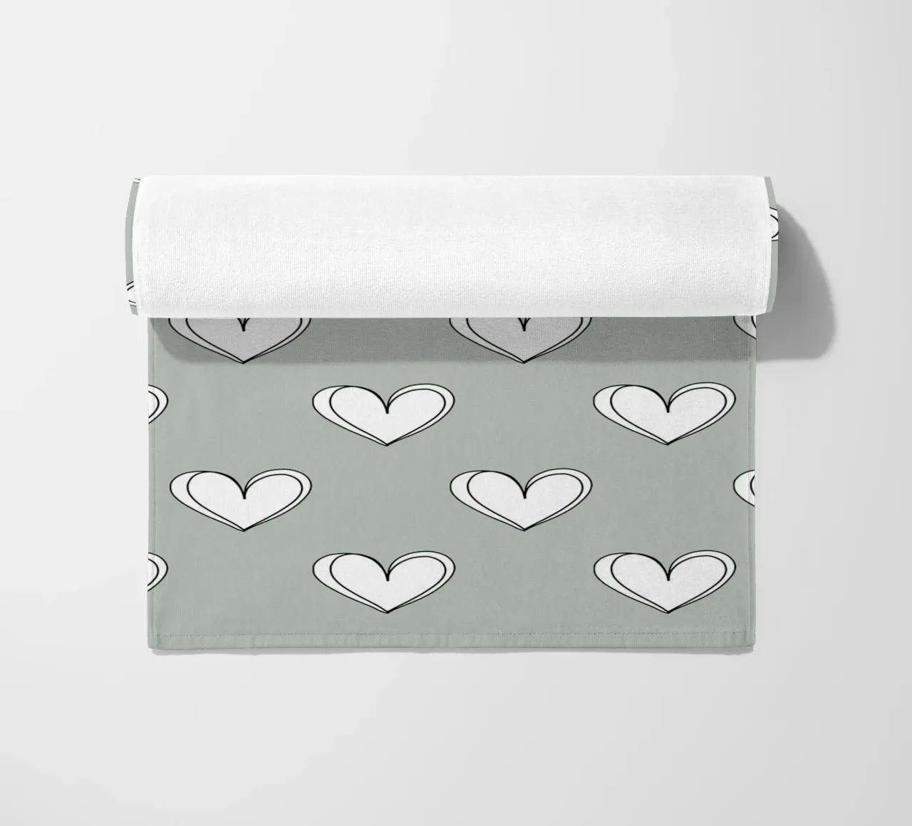 Minimalist hearts on green telo mare da BAINAI