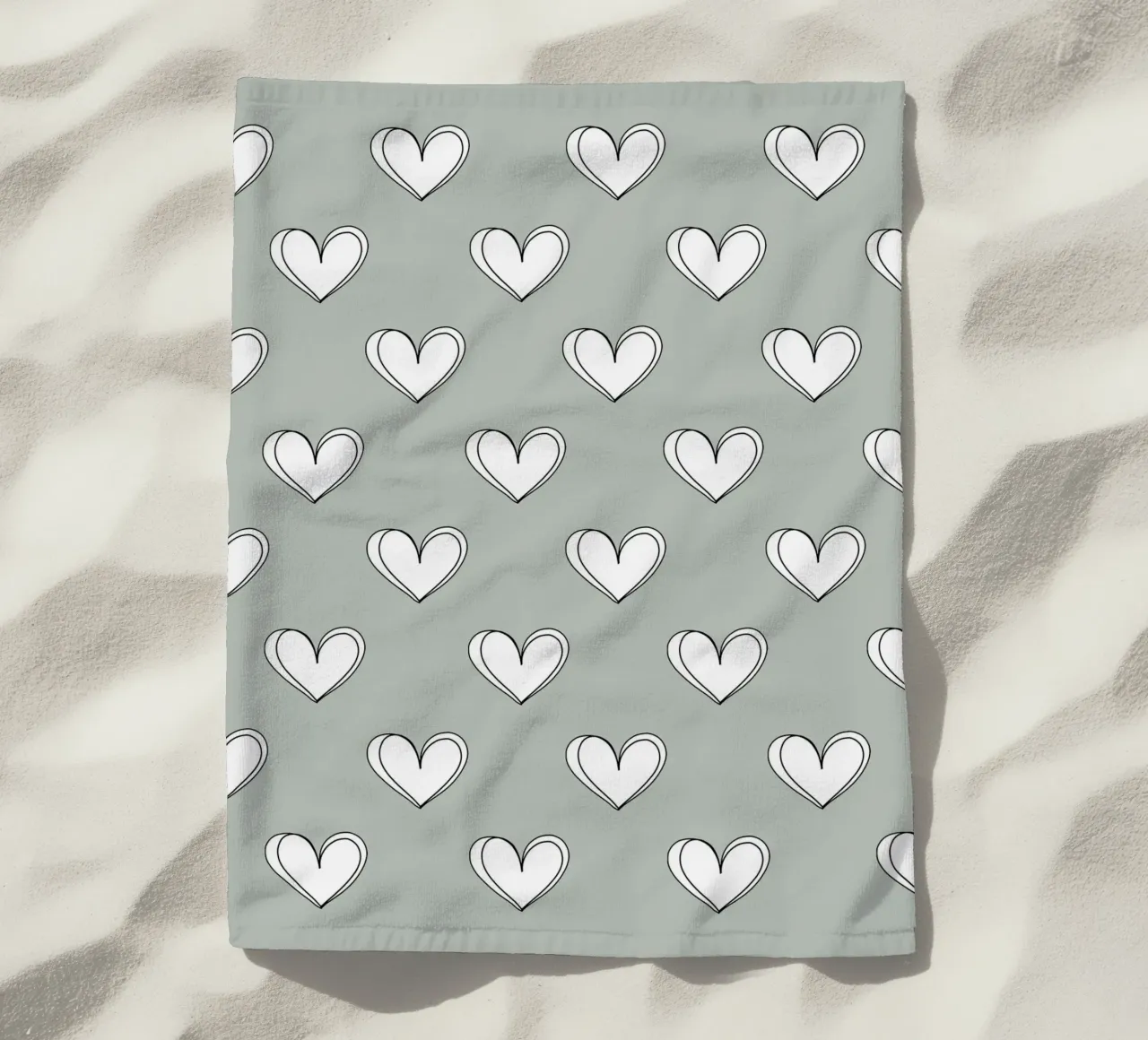 Minimalist hearts on green telo mare da BAINAI
