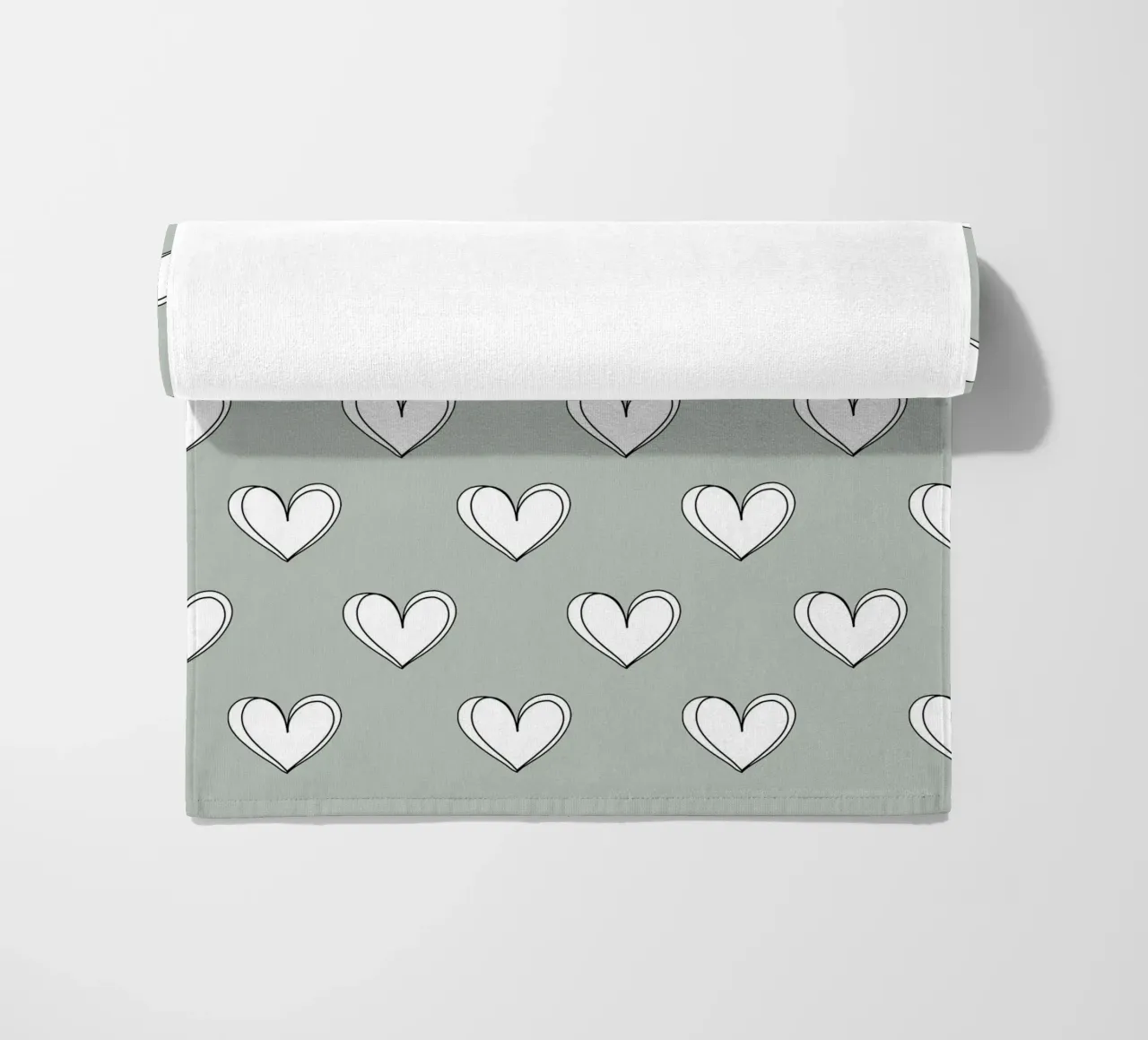Minimalist hearts on green telo mare da BAINAI