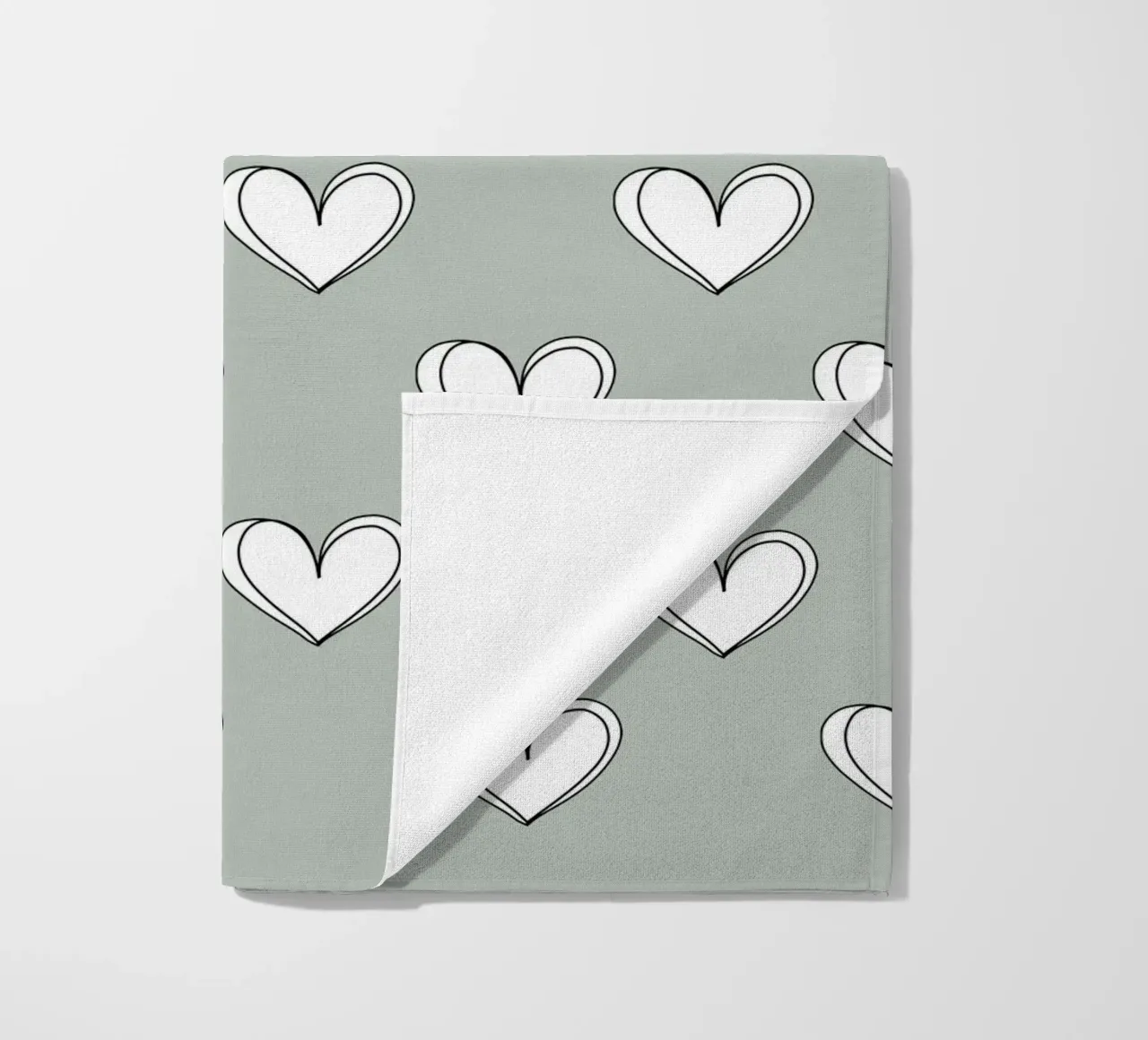 Minimalist hearts on green telo mare da BAINAI