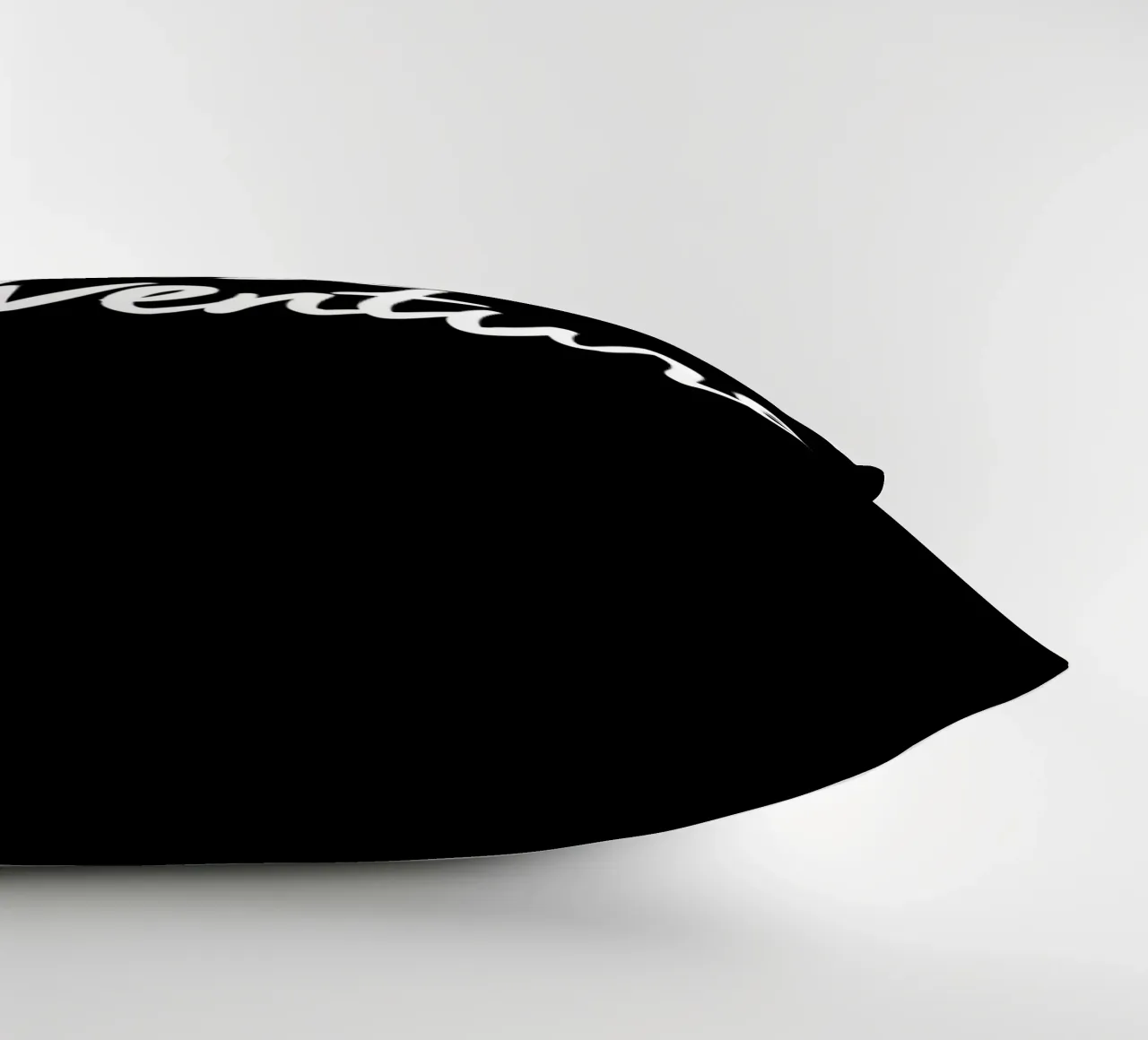 Chase Adventure Design tipografico in bianco e nero cuscino da THE MOTIVATED TYPE