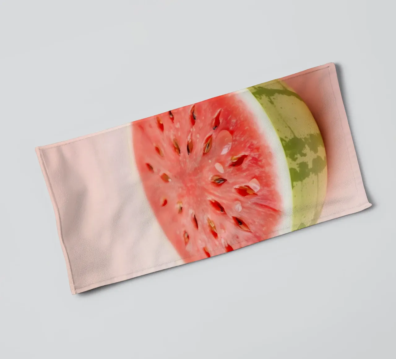 Moitié de pastèque fraîchement coupée d'un rouge éclatant serviette de bain de DesignDoodle