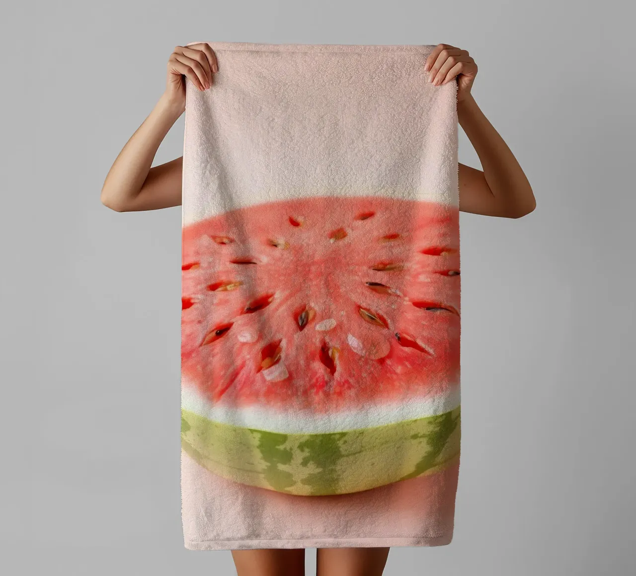 Moitié de pastèque fraîchement coupée d'un rouge éclatant serviette de bain de DesignDoodle