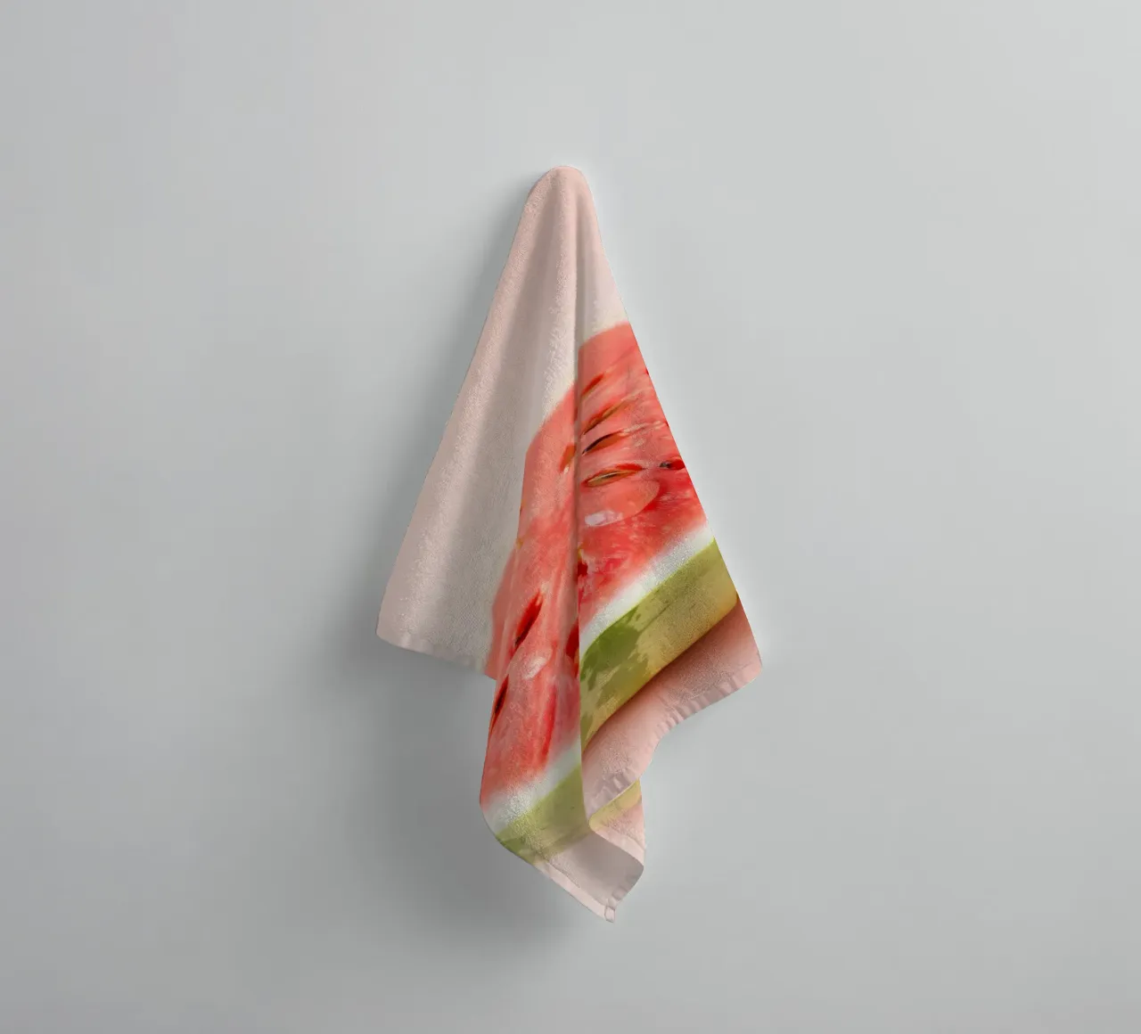 Moitié de pastèque fraîchement coupée d'un rouge éclatant serviette de bain de DesignDoodle