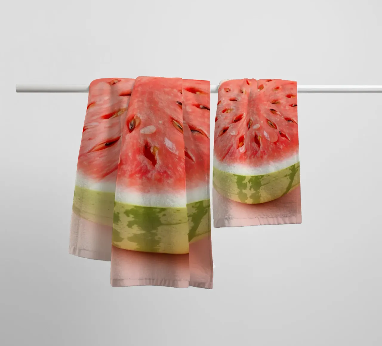 Moitié de pastèque fraîchement coupée d'un rouge éclatant serviette de bain de DesignDoodle