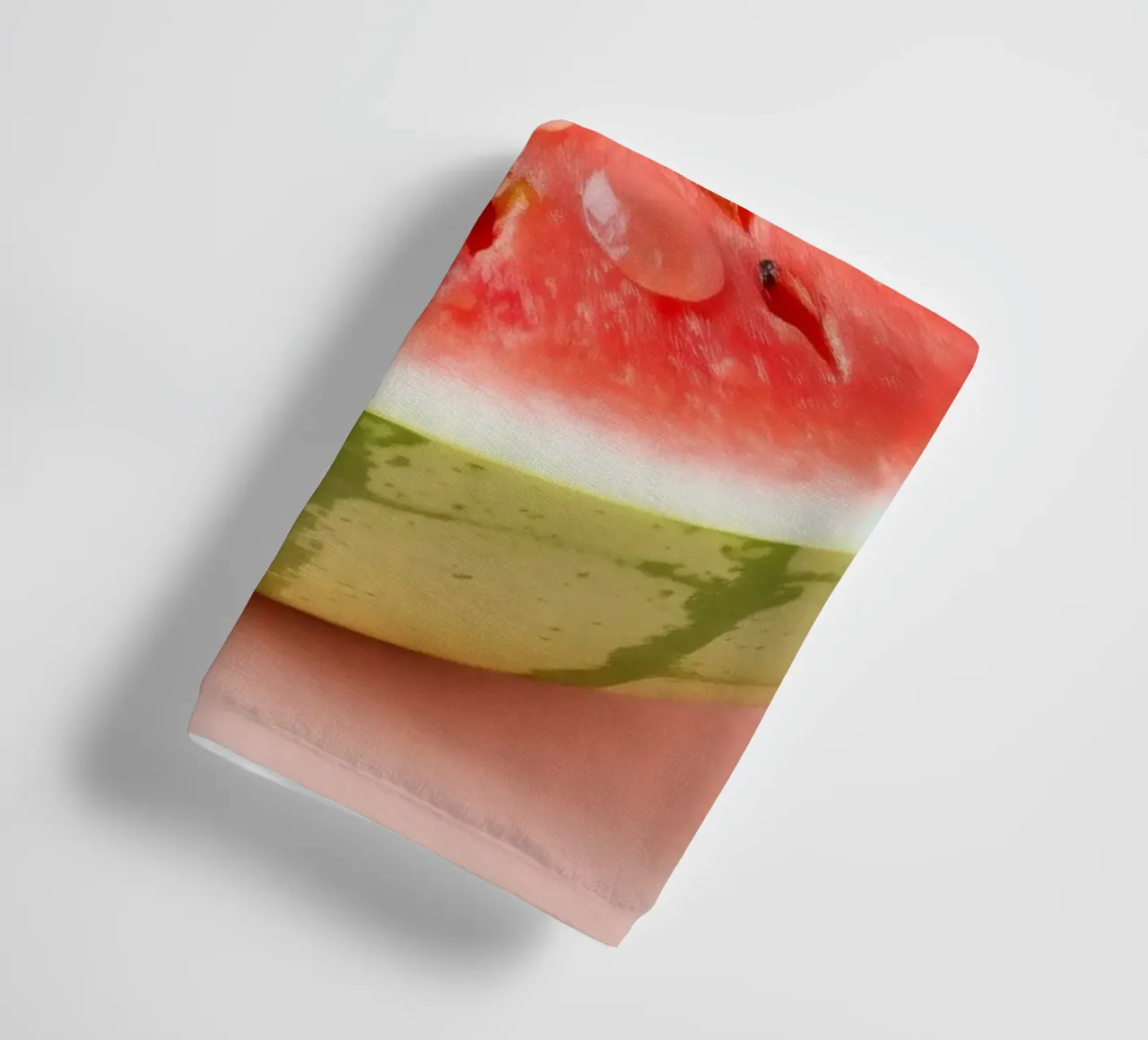 Moitié de pastèque fraîchement coupée d'un rouge éclatant serviette de bain de DesignDoodle