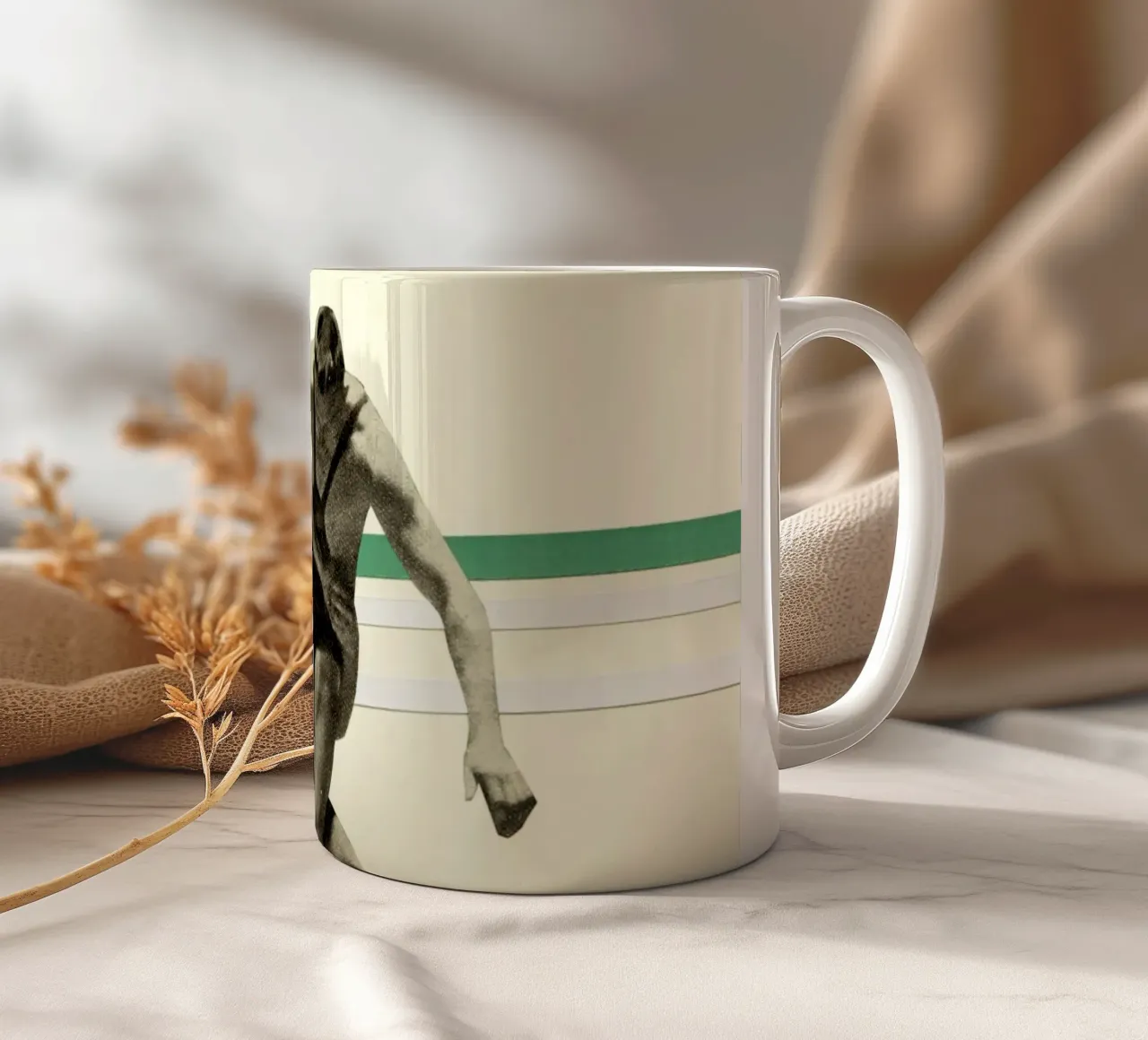 Il lottatore tazza in ceramica da Cassia Beck Collage