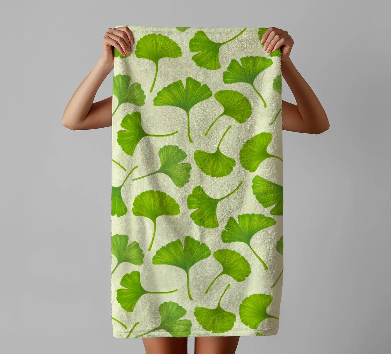 Ginkgo bladeren op gebroken wit badhanddoek van Painted Nature