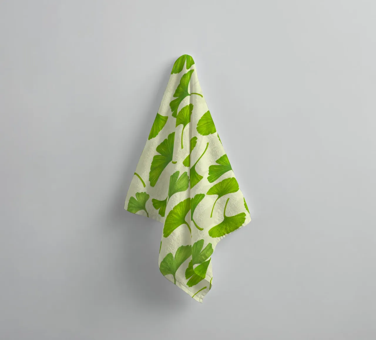Ginkgo bladeren op gebroken wit badhanddoek van Painted Nature