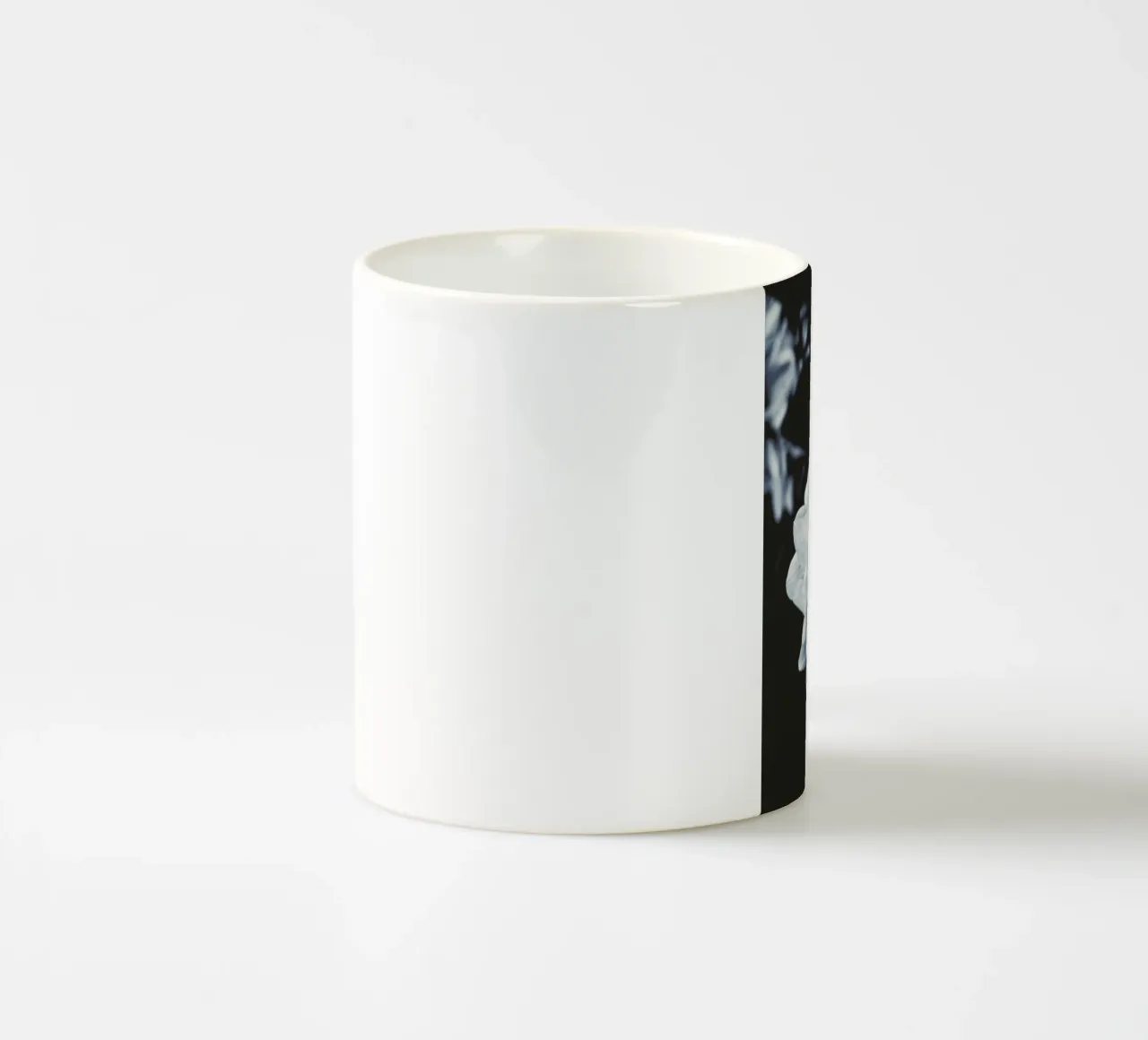 Dahlia Blues Keramik Tasse von Ingrid Beddoes